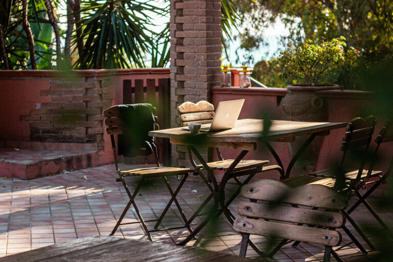 Werken vanuit huis (in het buitenland); arbeidsvoorwaarde of niet? | Cluster Advocatuur